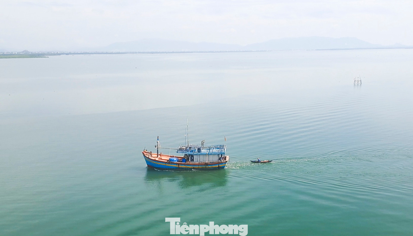 Chiếc ghe kéo xuồng của anh Chung đưa nạn nhân vào bờ. Ảnh: Trương Định