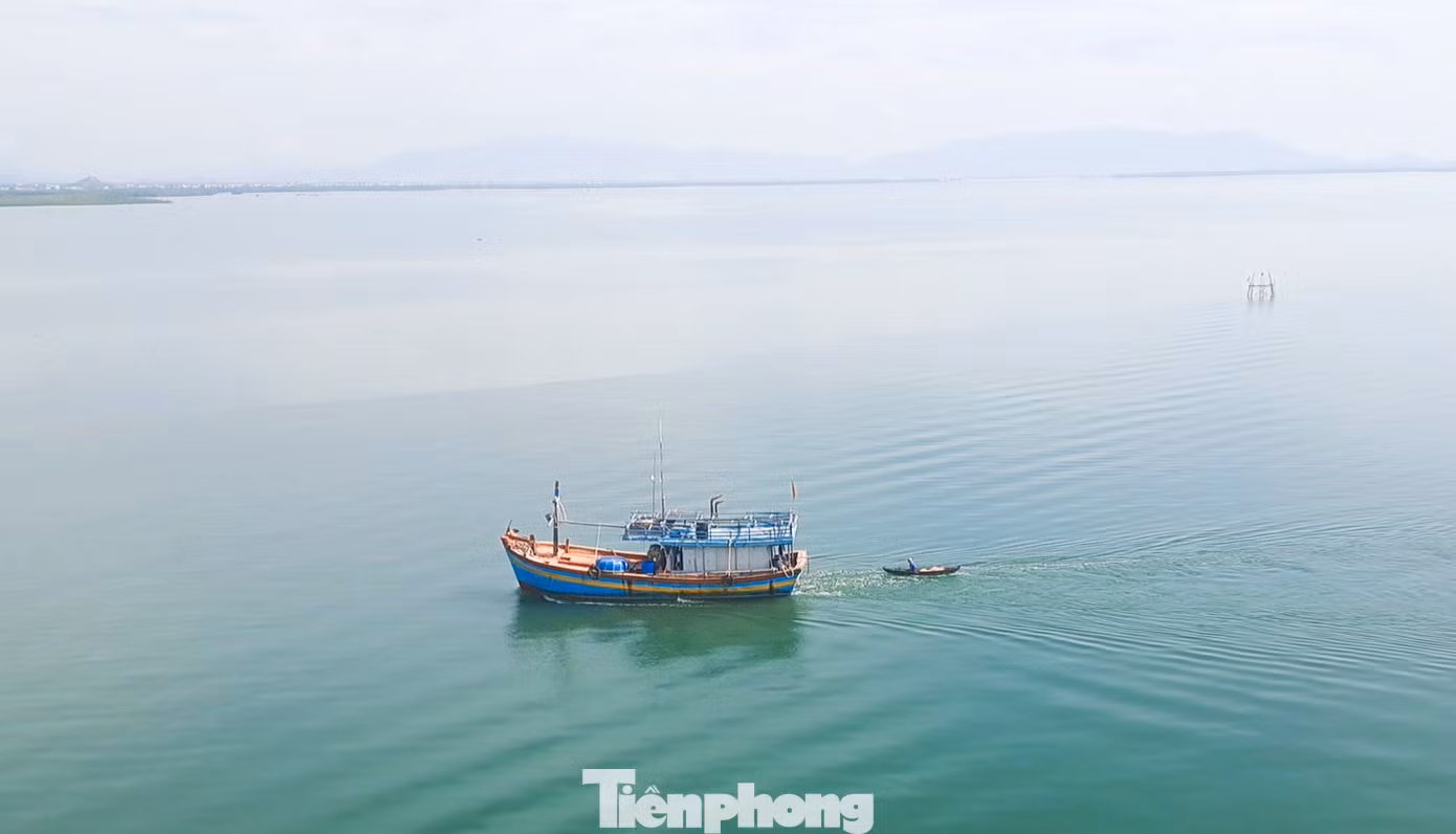Chiếc ghe kéo xuồng của anh Chung đưa nạn nhân vào bờ. Ảnh: Trương Định Chiếc ghe kéo xuồng của anh Chung đưa nạn nhân vào bờ. Ảnh: Trương Định