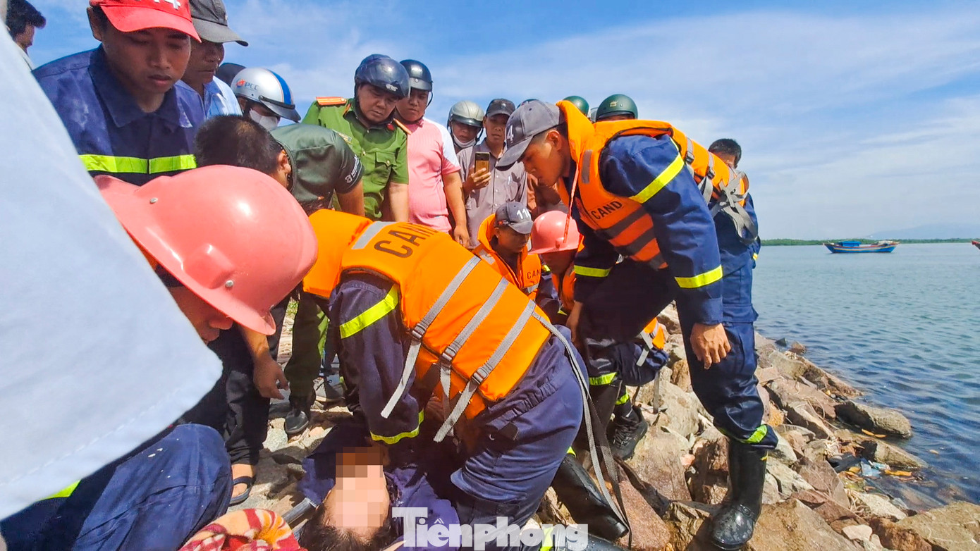 Lực lượng chức năng hỗ trợ đưa nạn nhân đi cấp cứu. Ảnh: Trương Định