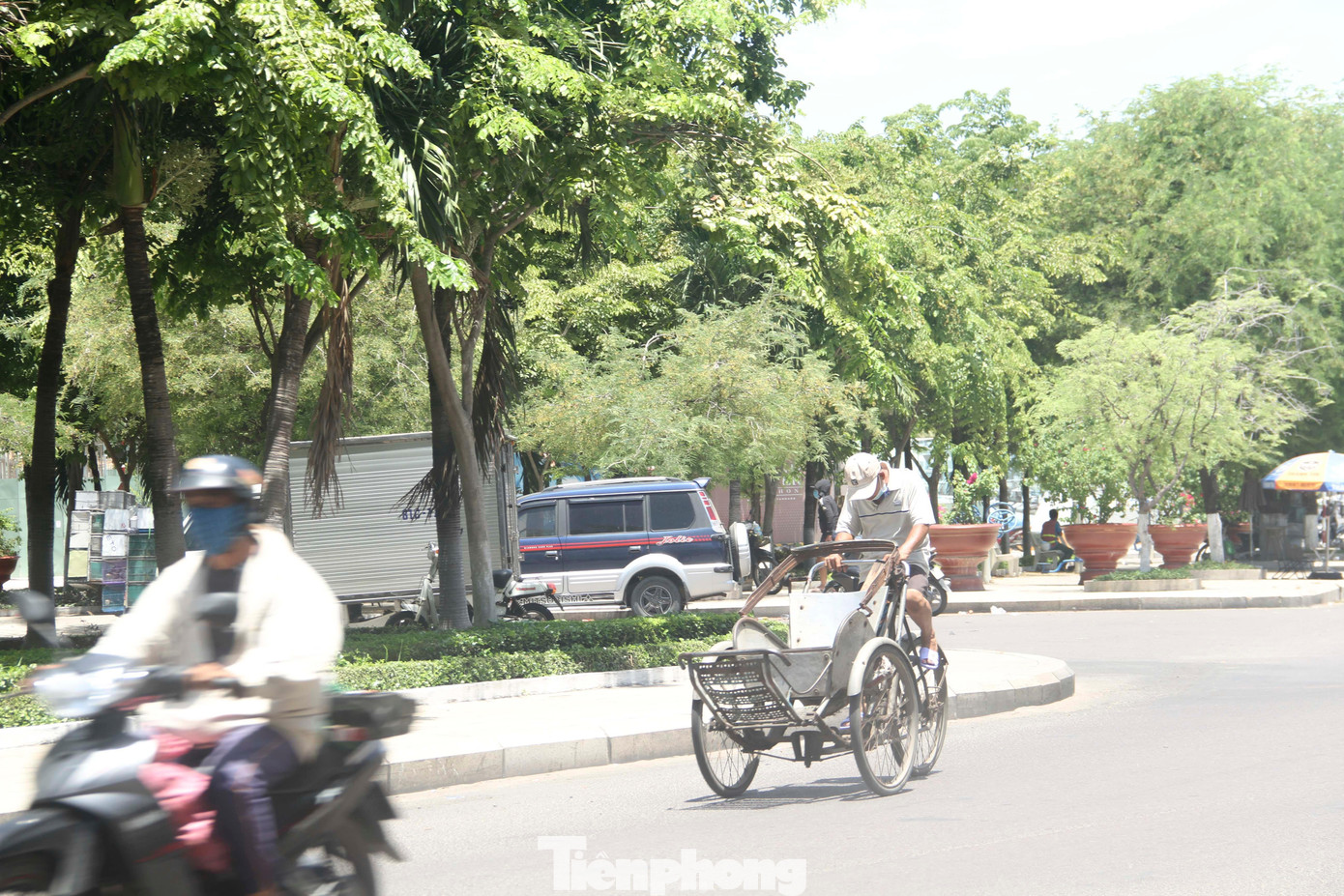 Người dân lao động vất vả mưu sinh dưới trời nắng nóng như đổ lửa.