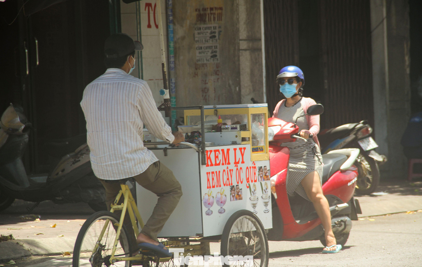 Xe bán hàng lưu động chở những món ăn giải nhiệt trong ngày hè nắng nóng.