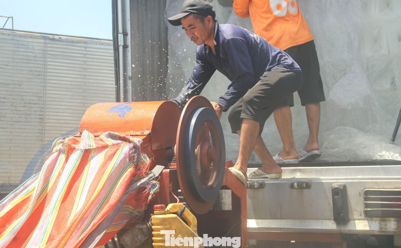 Ngư dân chuẩn bị đá lạnh cho những chuyến biển.