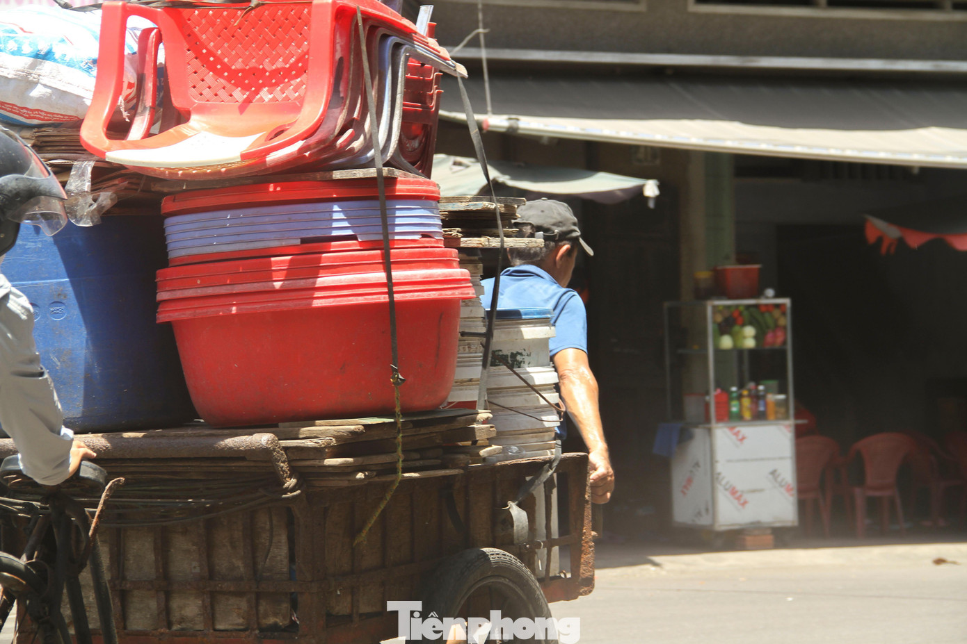 Ông Diệp Thế Tin (56 tuổi, ở phường Hải Cảng, TP Quy Nhơn) - làm nghề đổi nước cho những người rửa chén và cho thuê thau, thùng nhựa tại Cảng cá Quy Nhơn, chia sẻ: “1 giờ sáng là chú bắt đầu làm rồi, mấy bữa giờ nắng nóng quá nhưng vì mưu sinh phải cố gắng thôi”.