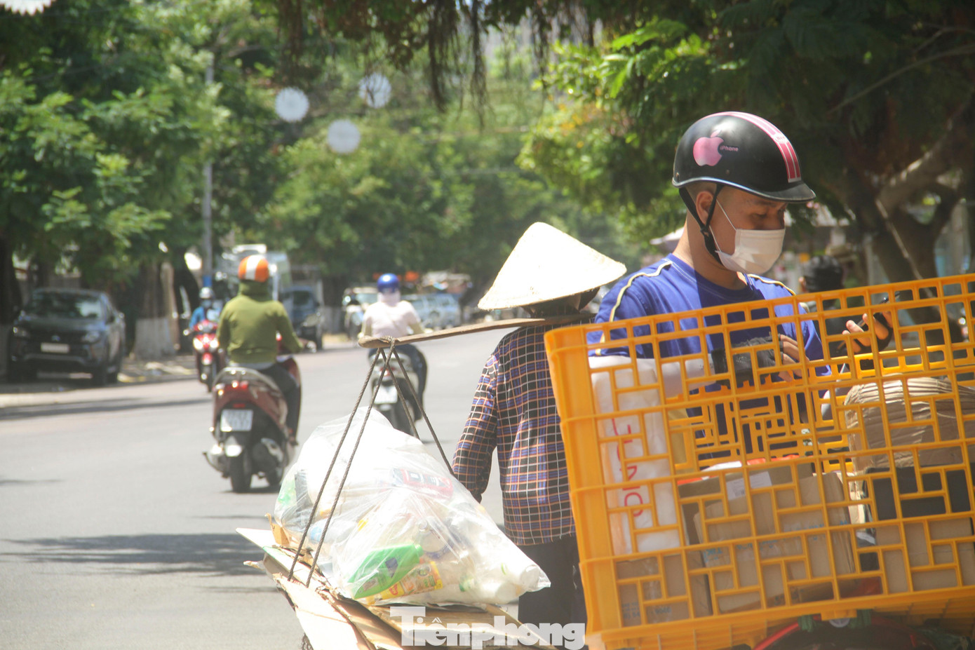 Bà Nguyễn Thị Tân (64 tuổi) – làm nghề thu mua ve chai, cho biết: "nắng nóng thế này nhưng đi làm cả ngày lãi chỉ được từ 50.000 đồng đến 100.000 đồng, thôi thì cũng phải kiếm sống qua ngày cháu ạ".