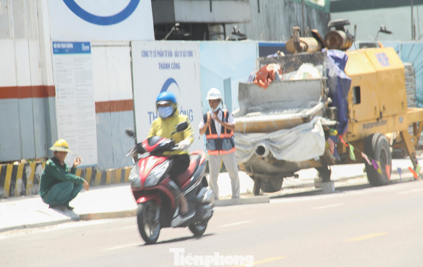 Càng về trưa, nền nhiệt ngoài trời tăng cao càng khiến cuộc sống của những người lao động càng thêm vất vả.