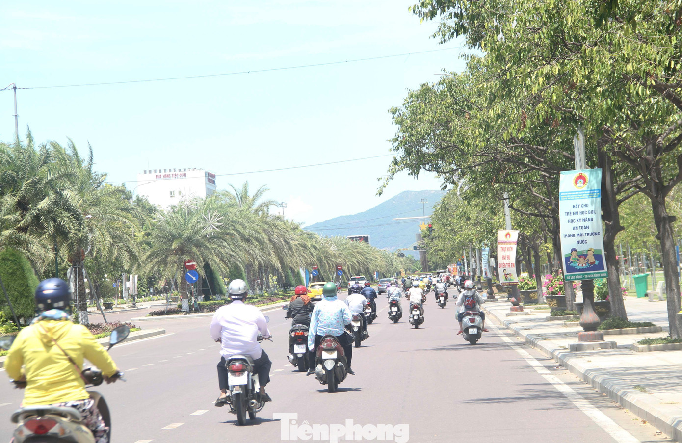 Trưa 24/6, nhiệt độ ngoài trời ở TP Quy Nhơn tăng cao. Thời tiết nắng nóng ở đây đã kéo dài nhiều tuần nay.