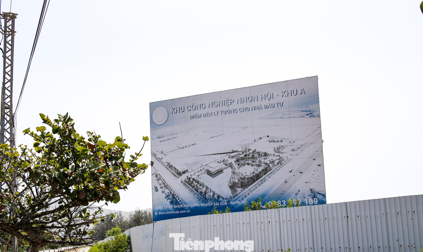 Sau quy hoạch, Khu Kinh tế Nhơn Hội có tổng diện tích hơn 14.000 ha với 8 phân khu chức năng, trong đó hoàn thành 6 quy hoạch phân khu chức năng và quy hoạch chi tiết của các dự án thứ cấp, đáp ứng yêu cầu thu hút đầu tư. Ảnh: Trương Định Sau quy hoạch, Khu Kinh tế Nhơn Hội có tổng diện tích hơn 14.000 ha với 8 phân khu chức năng, trong đó hoàn thành 6 quy hoạch phân khu chức năng và quy hoạch chi tiết của các dự án thứ cấp, đáp ứng yêu cầu thu hút đầu tư. Ảnh: Trương Định