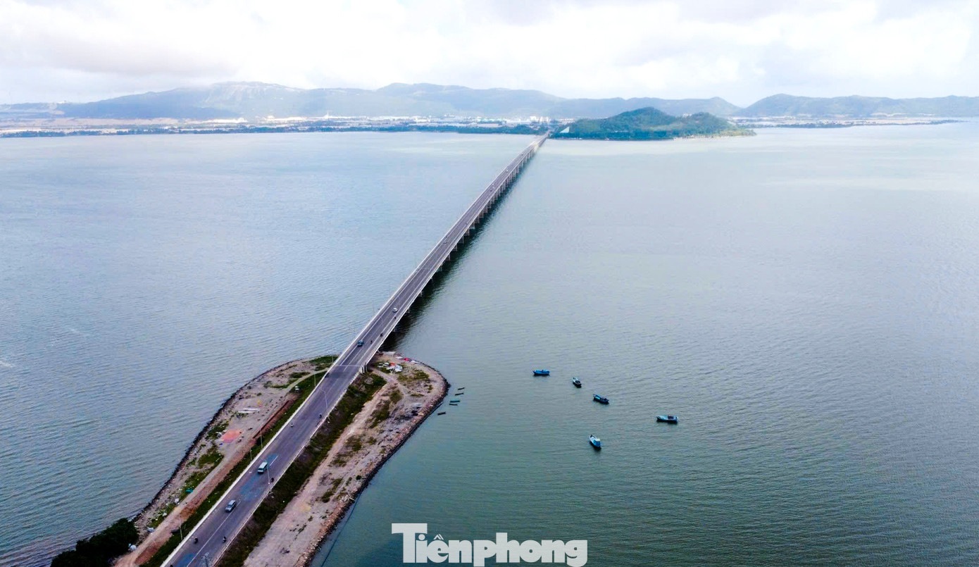 Cầu Thị Nại, cây cầu vượt biển từng dài nhất Việt Nam, kết nối TP Quy Nhơn với Khu Kinh tế Nhơn Hội. Ảnh: Trương Định Cầu Thị Nại, cây cầu vượt biển từng dài nhất Việt Nam, kết nối TP Quy Nhơn với Khu Kinh tế Nhơn Hội. Ảnh: Trương Định