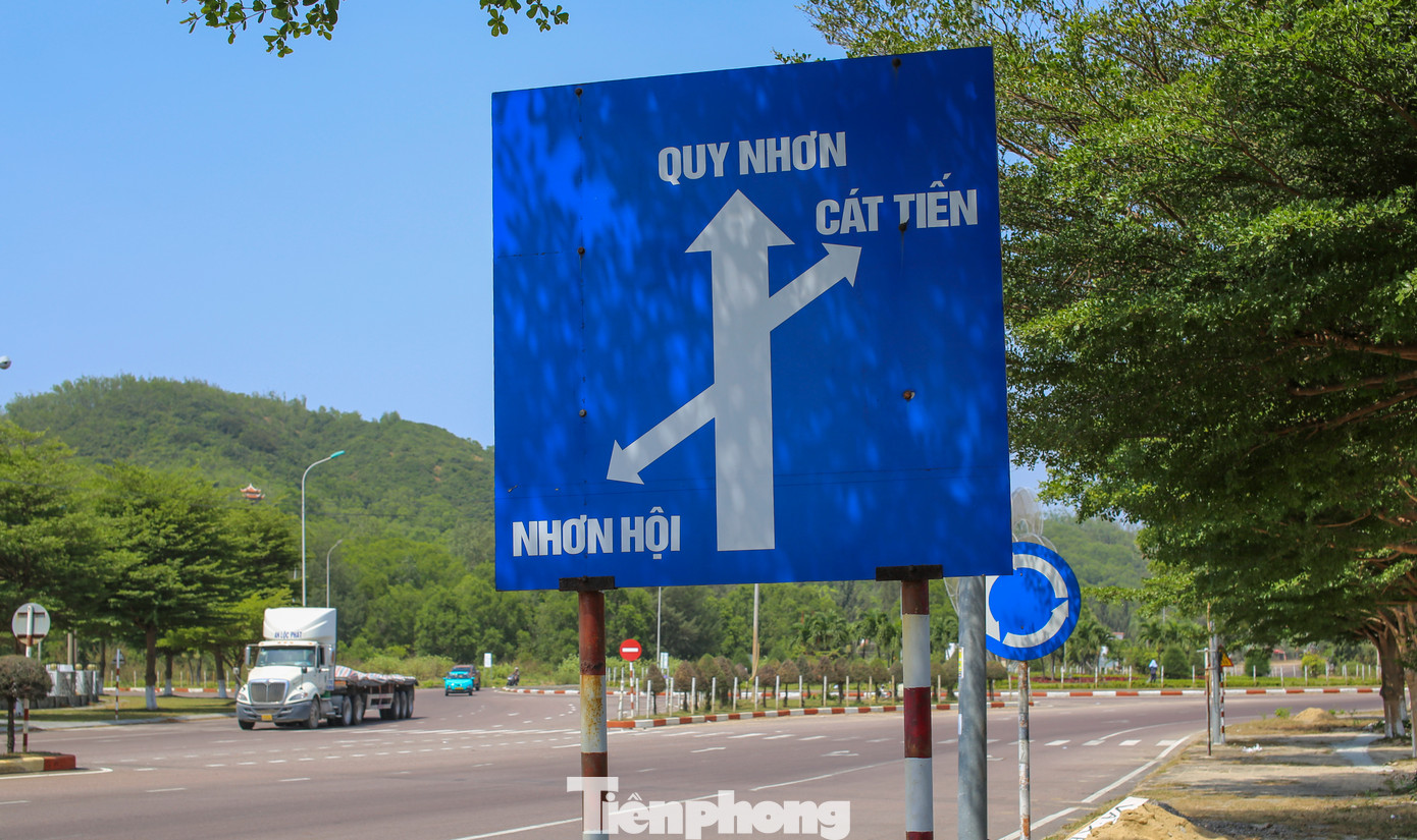 Vừa qua, làm việc với Thủ tướng Chính phủ Phạm Minh Chính, Bình Định kiến nghị xem xét, chấp thuận cho phép xây dựng khu hành chính tại Khu Kinh tế Nhơn Hội. Qua kết luận, Thủ tướng cho rằng phù hợp với Quy hoạch tỉnh Bình Định thời kỳ 2021 - 2030 tầm nhìn đến năm 2050 được Thủ tướng Chính phủ phê duyệt tại Quyết định số 1619, ngày 14/12/2023. Ảnh: Trương Định Vừa qua, làm việc với Thủ tướng Chính phủ Phạm Minh Chính, Bình Định kiến nghị xem xét, chấp thuận cho phép xây dựng khu hành chính tại Khu Kinh tế Nhơn Hội. Qua kết luận, Thủ tướng cho rằng phù hợp với Quy hoạch tỉnh Bình Định thời kỳ 2021 - 2030 tầm nhìn đến năm 2050 được Thủ tướng Chính phủ phê duyệt tại Quyết định số 1619, ngày 14/12/2023. Ảnh: Trương Định