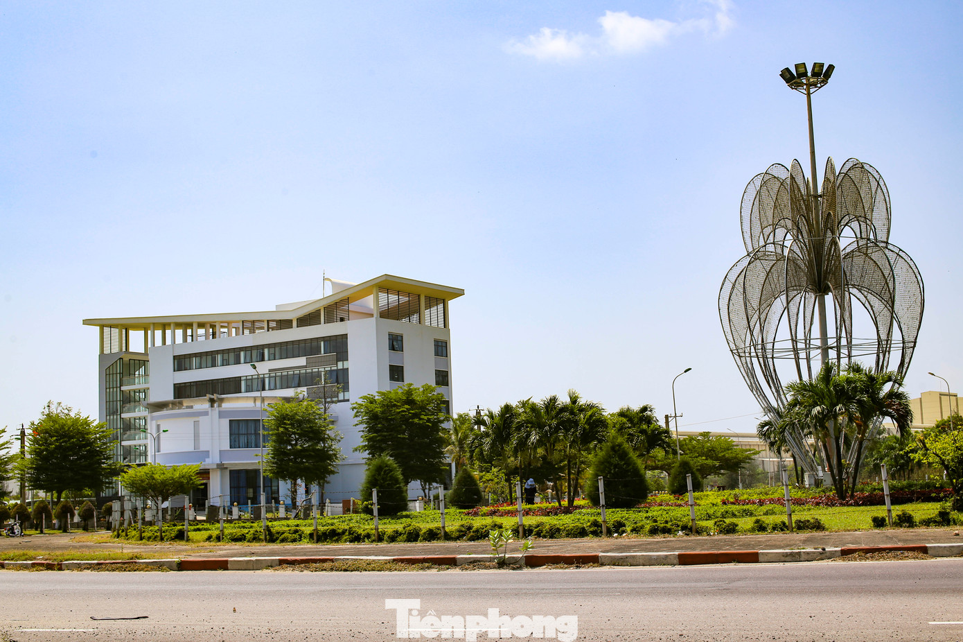 Trụ sở làm việc mới của Ban Quản lý Khu Kinh tế tỉnh Bình Định được xây dựng mới ở Khu Kinh tế Nhơn Hội. Ảnh: Trương Định Trụ sở làm việc mới của Ban Quản lý Khu Kinh tế tỉnh Bình Định được xây dựng mới ở Khu Kinh tế Nhơn Hội. Ảnh: Trương Định