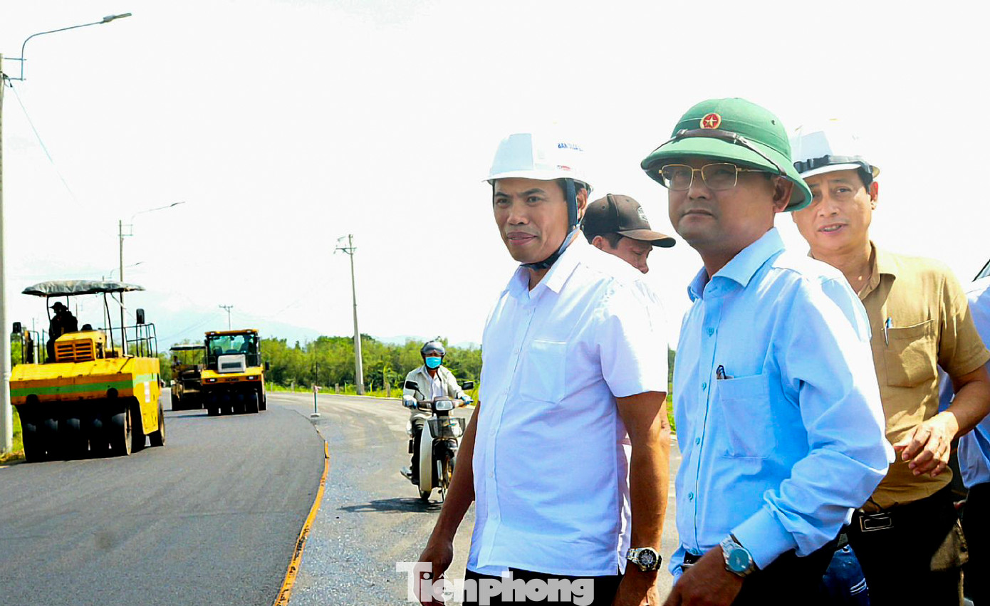 Ông Nguyễn Tự Công Hoàng - Phó Chủ tịch UBND tỉnh Bình Định (mũ xanh). Ảnh: Kim Loan Ông Nguyễn Tự Công Hoàng - Phó Chủ tịch UBND tỉnh Bình Định (mũ xanh). Ảnh: Kim Loan