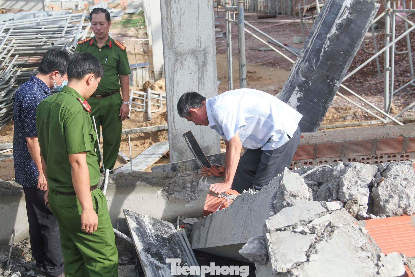 Đến sáng 16/9, các lực lượng chức năng vẫn đang tiếp tục khám nghiệm hiện trường. Ảnh: Trương Định Đến sáng 16/9, các lực lượng chức năng vẫn đang tiếp tục khám nghiệm hiện trường. Ảnh: Trương Định