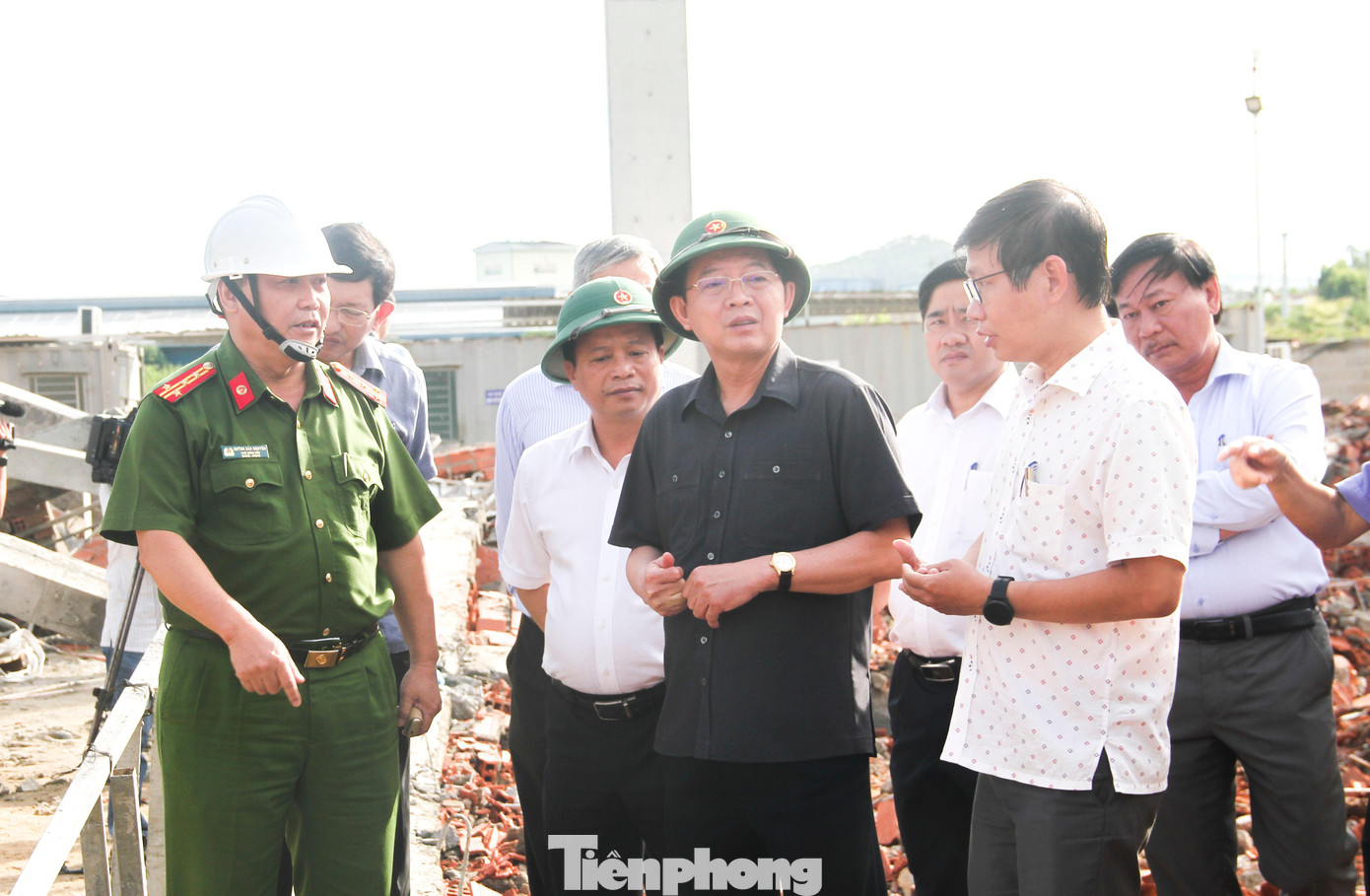 Bí thư Tỉnh ủy Bình Định Hồ Quốc Dũng (người đứng thứ 2, hàng đầu) kiểm tra hiện trường. Ảnh: Trương Định Bí thư Tỉnh ủy Bình Định Hồ Quốc Dũng (người đứng thứ 2, hàng đầu) kiểm tra hiện trường. Ảnh: Trương Định