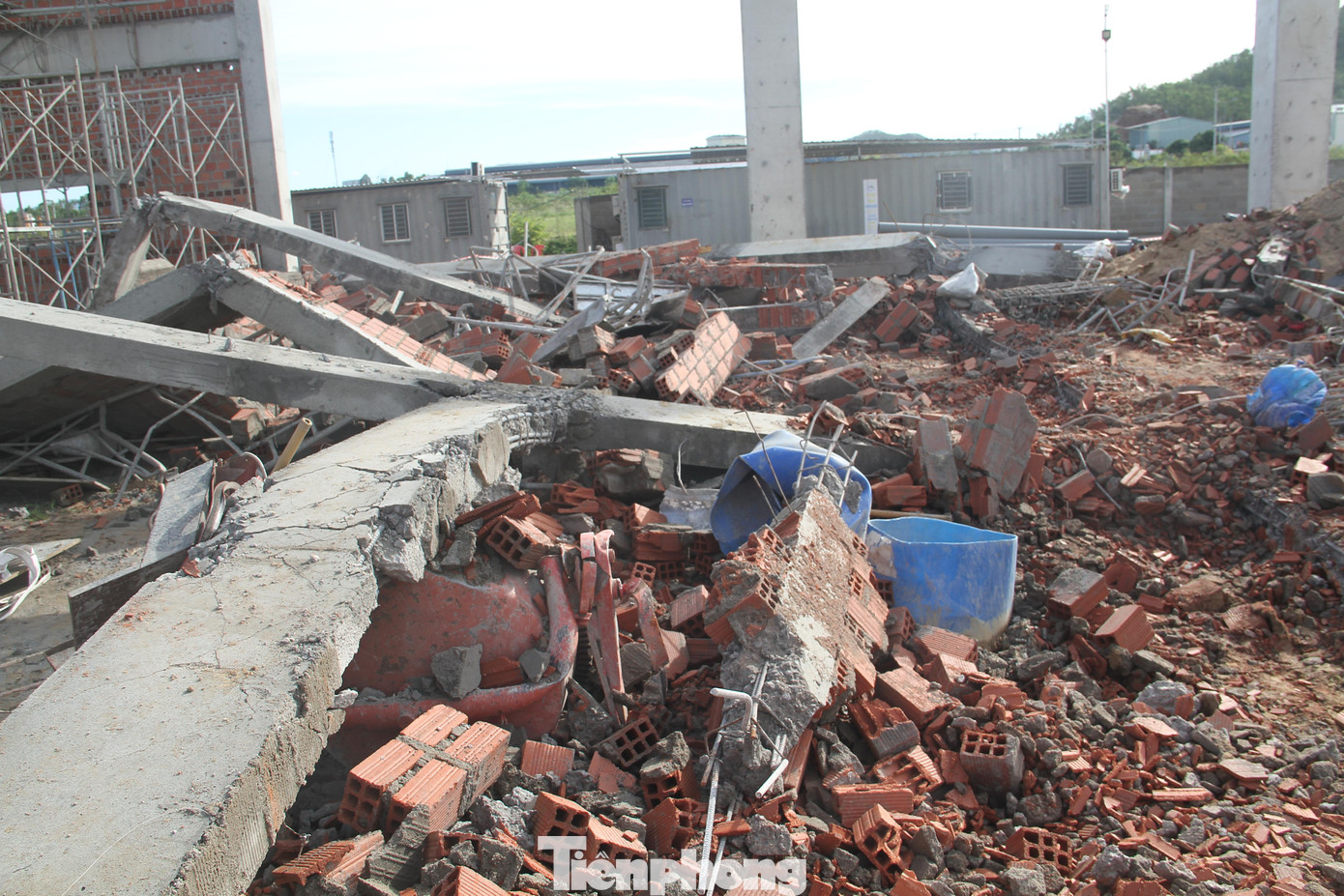 Hiện trường vụ đổ sập bức tường. Ảnh: Trương Định Hiện trường vụ đổ sập bức tường. Ảnh: Trương Định