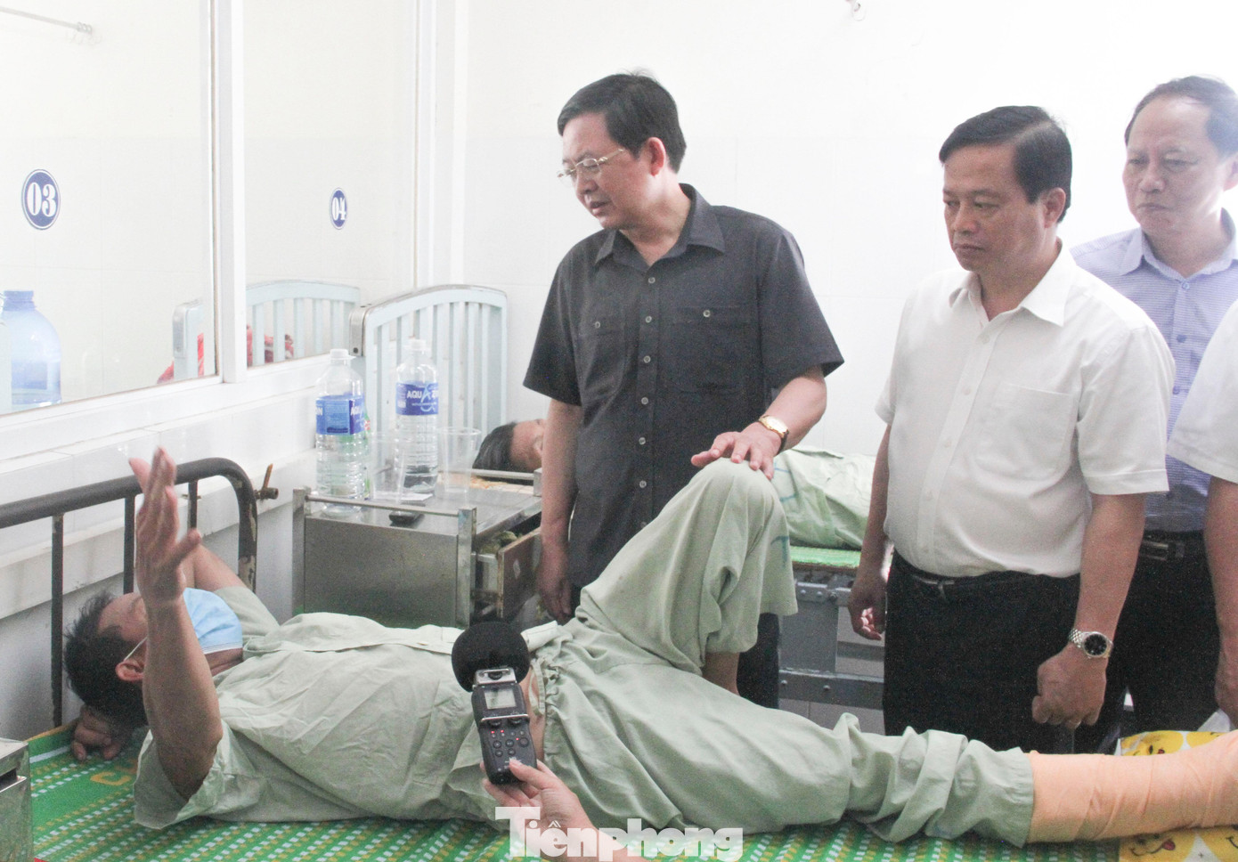 Ông Hồ Quốc Dũng - Bí thư Tỉnh ủy Bình Định thăm hỏi, động viên, hỗ trợ các nạn nhân đang nằm điều trị tại BV Đa khoa tỉnh Bình Định. Ảnh: Trương Định Ông Hồ Quốc Dũng - Bí thư Tỉnh ủy Bình Định thăm hỏi, động viên, hỗ trợ các nạn nhân đang nằm điều trị tại BV Đa khoa tỉnh Bình Định. Ảnh: Trương Định