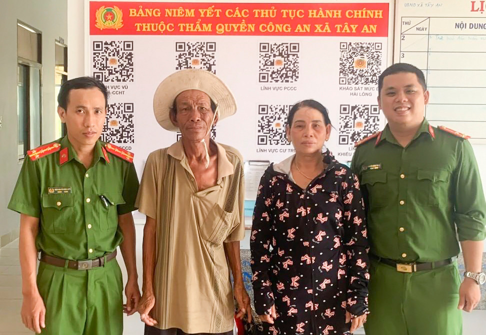 Ông Đạo gặp lại gia đình sau 14 ngày đi lạc. Ảnh: Công an xã Tây An Ông Đạo gặp lại gia đình sau 14 ngày đi lạc. Ảnh: Công an xã Tây An