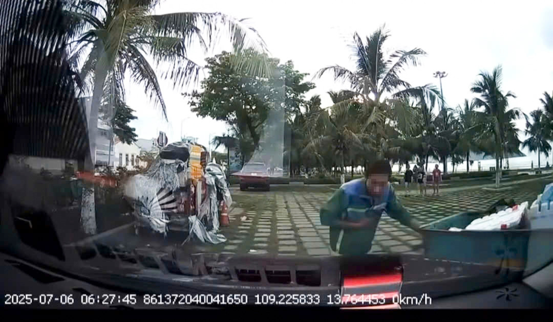 Anh công nhân môi trường cúi đầu xin lỗi sau khi để sự việc va chạm xảy ra. Ảnh cắt từ clip