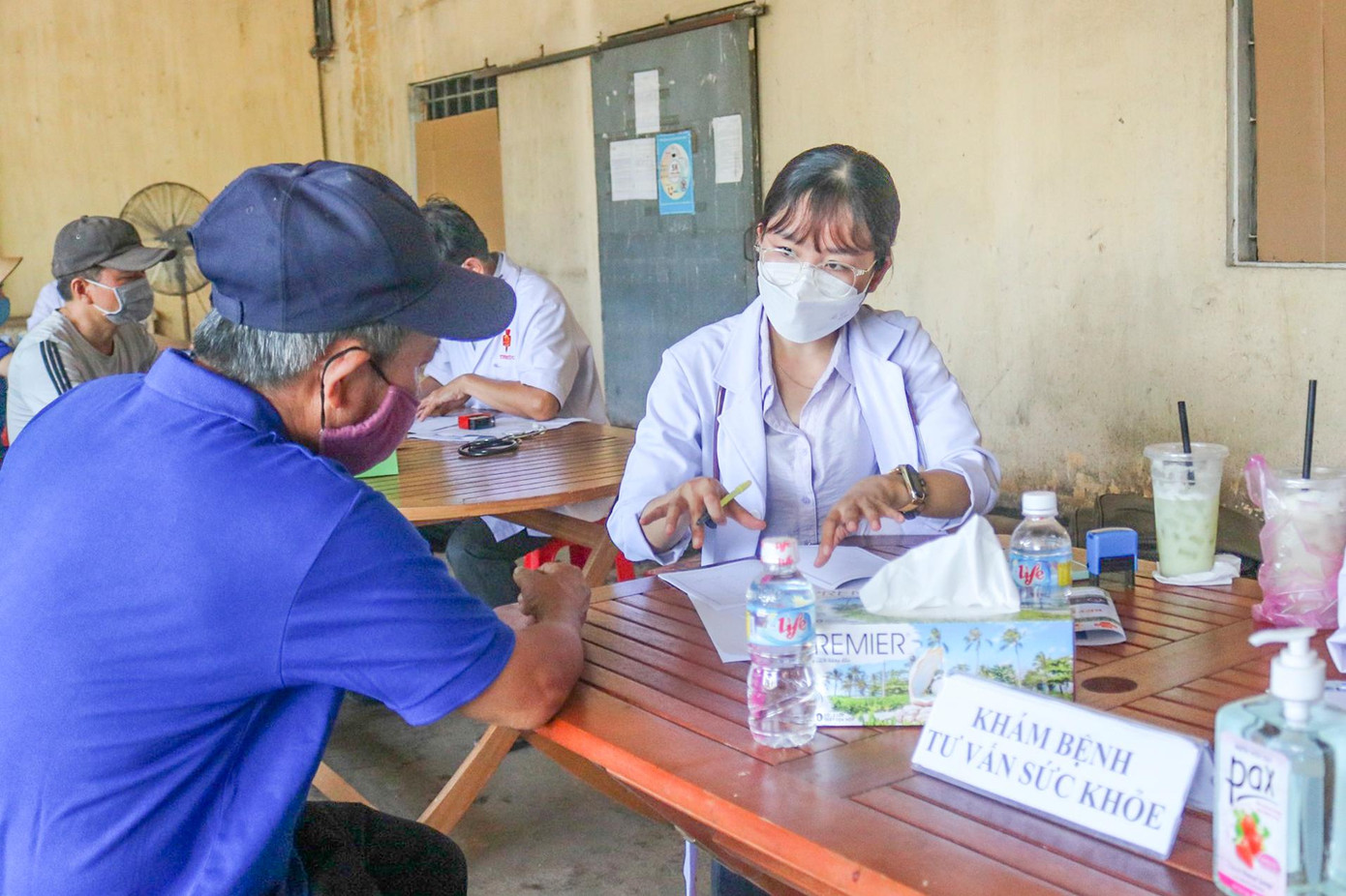 Tổ chức khám bệnh tư vấn sức khỏe cho công nhân. Tổ chức khám bệnh tư vấn sức khỏe cho công nhân.