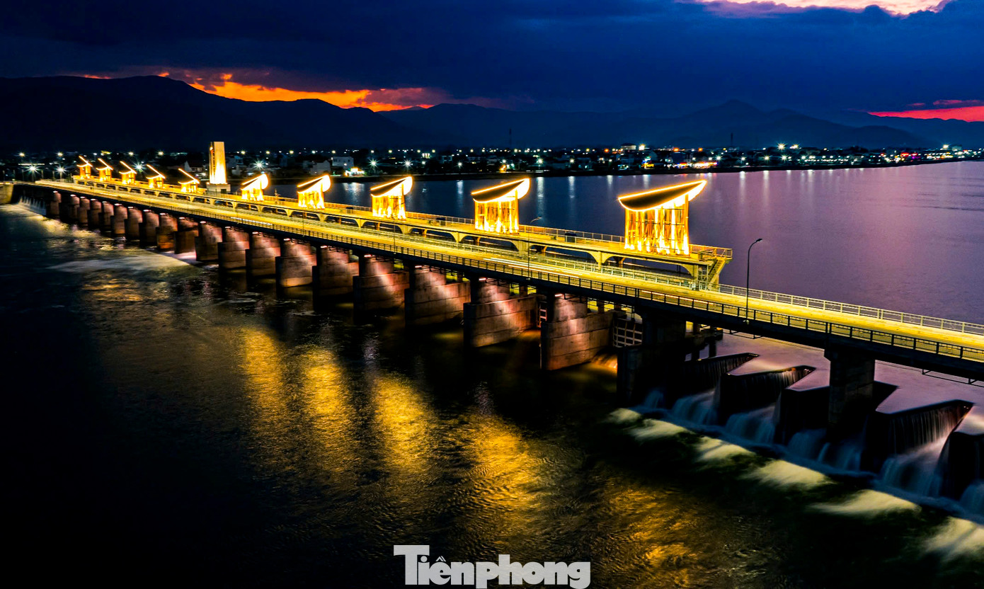 Những chiếc lá rực sáng bên bờ sông Kôn. Ảnh: Dũng Nhân.