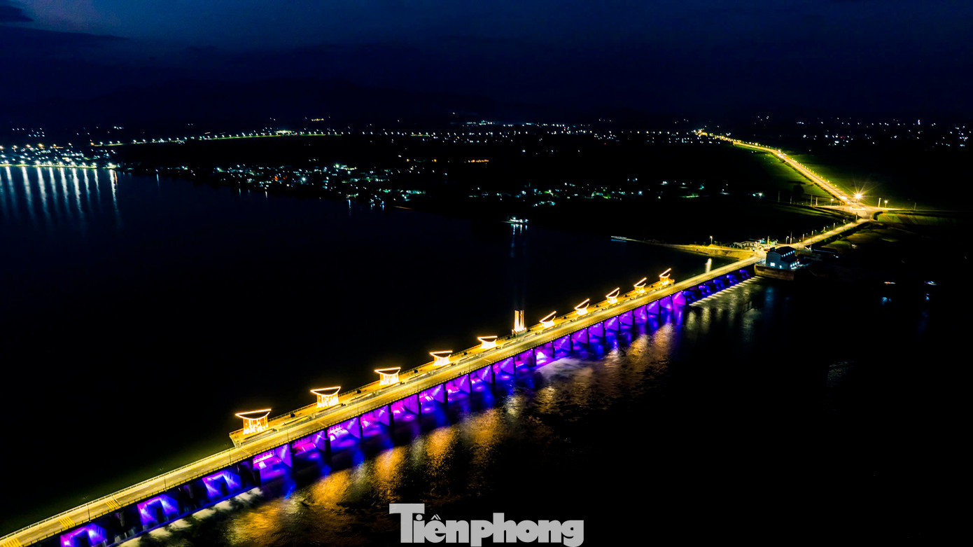 Đập dâng Phú Phong khoác lên mình "bộ áo" lung linh sắc màu, rực rỡ trong đêm. Ảnh: Dũng Nhân.