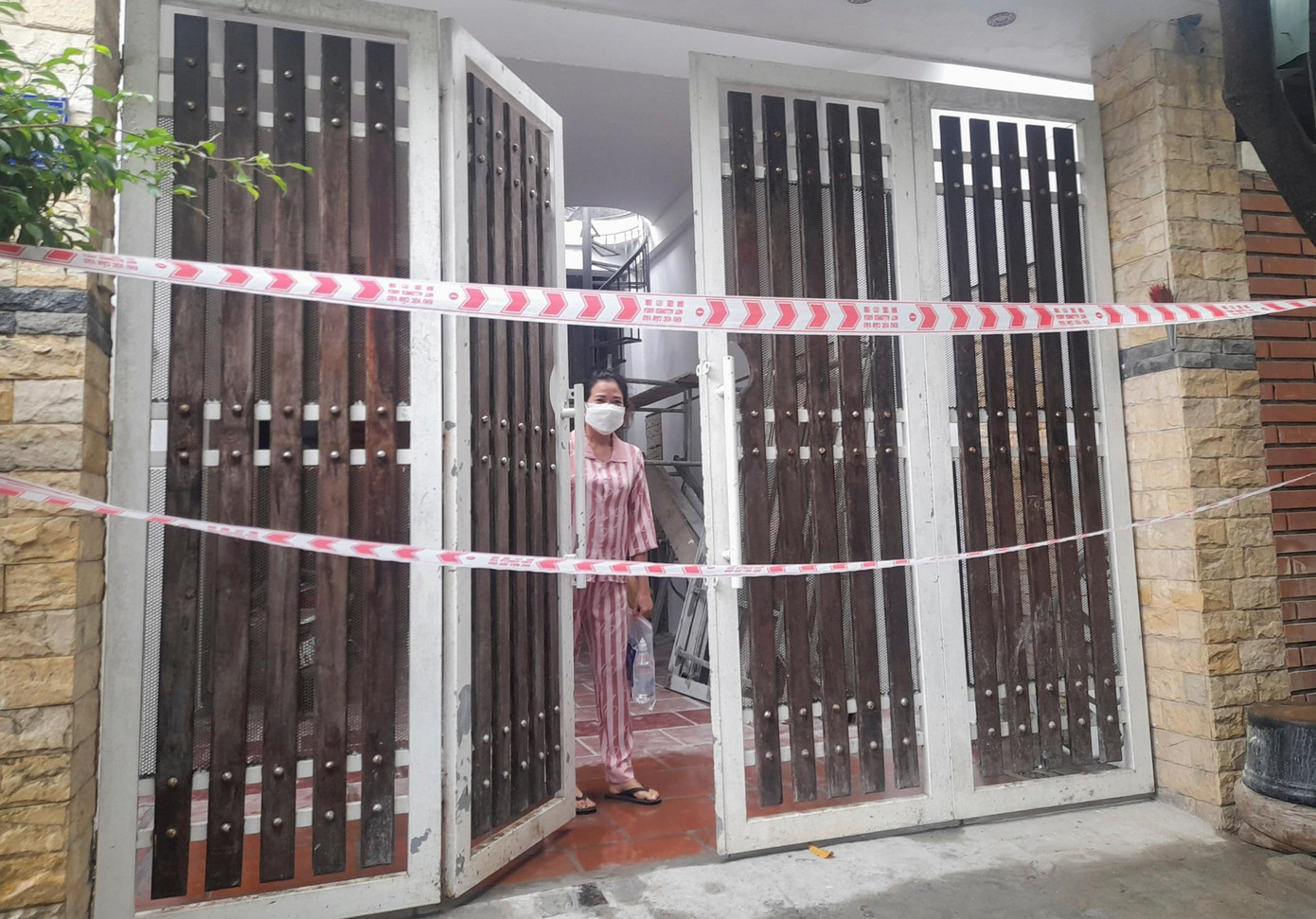 Trao tặng túi thuốc an sinh cho F0 điều trị tại nhà.