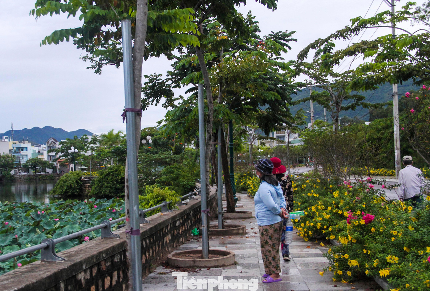 Người dân đi tập thể dục quanh hồ. Ảnh: Trương Định