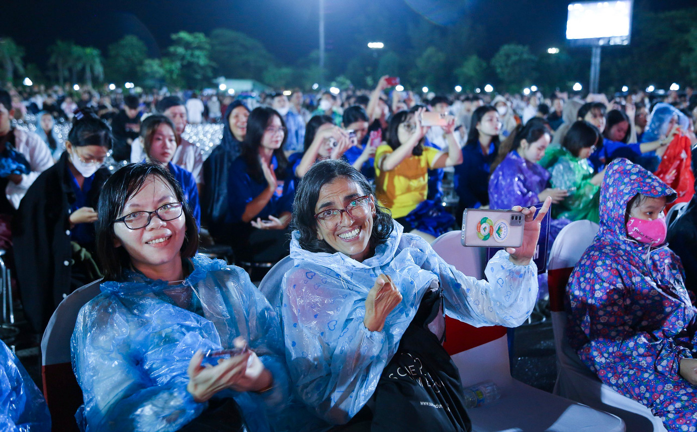 Mặc dù, trước giờ khai mạc, trời mưa nhưng khán giả vẫn xem và cổ vũ nhiệt tình cho các đoàn tham gia Liên hoan. (Ảnh: T.Đ) Mặc dù, trước giờ khai mạc, trời mưa nhưng khán giả vẫn xem và cổ vũ nhiệt tình cho các đoàn tham gia Liên hoan. (Ảnh: T.Đ)