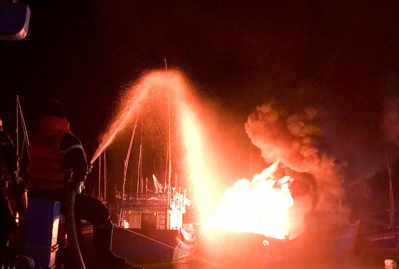 Lực lượng chức năng tiến hành chữa cháy. Lực lượng chức năng tiến hành chữa cháy.