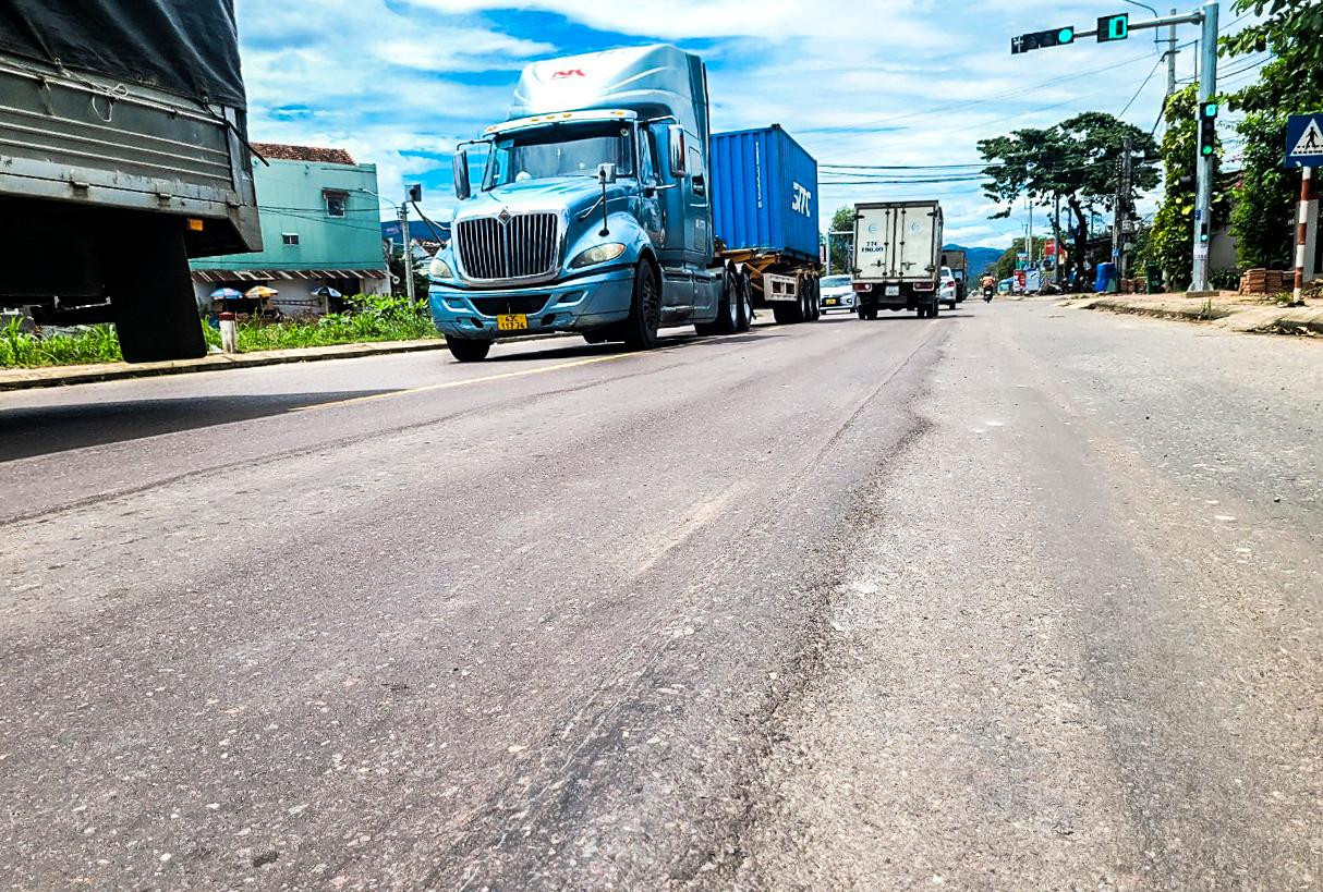 Mặt đường Quốc lộ 19 thời gian qua.