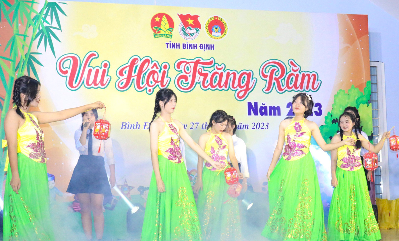 Chương trình “Vui hội trăng rằm” cho các em thiếu nhi ở xã Cát Chánh.