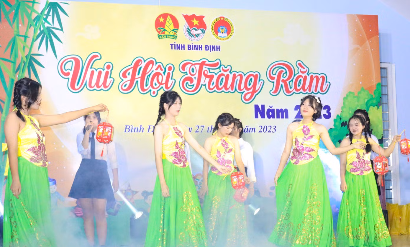 Chương trình “Vui hội trăng rằm” cho các em thiếu nhi ở xã Cát Chánh.