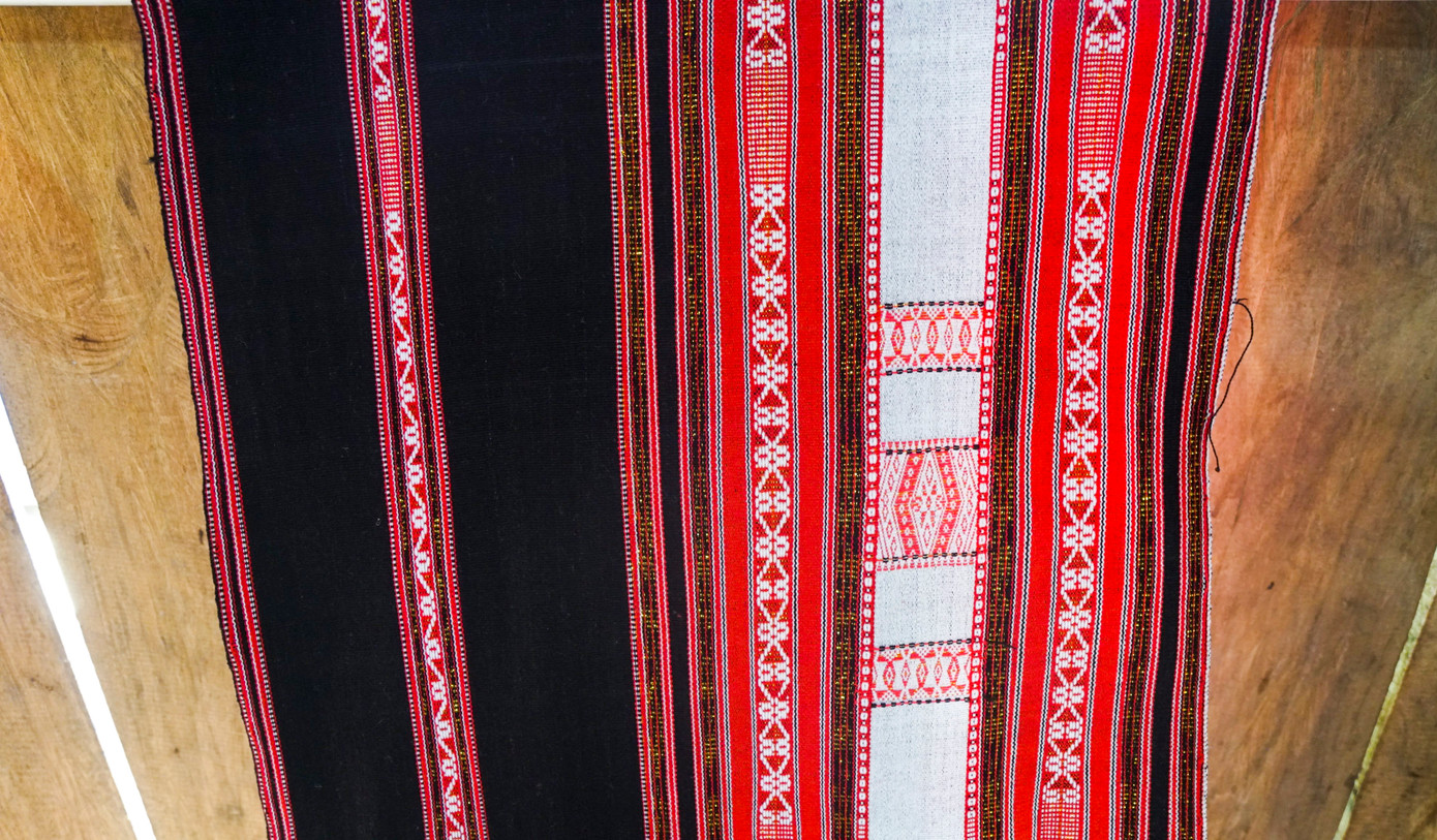 Giờ đây, sản phẩm thổ cẩm của người Bana ở làng Hà Văn Trên đã "cách tân", song vẫn giữ nét được văn hóa truyền thống đặc trưng của quê hương. Vào các ngày lễ hội, Tết cổ truyền, người Bana vẫn mặc trang phục dệt thổ cẩm truyền thống. Các ngày thứ Hai hàng tuần, học sinh dù học ở trường xã hay tại các trường nội trú trong huyện, tỉnh đều mặc trang phục truyền thống của người Bana. Ảnh: Tuệ An