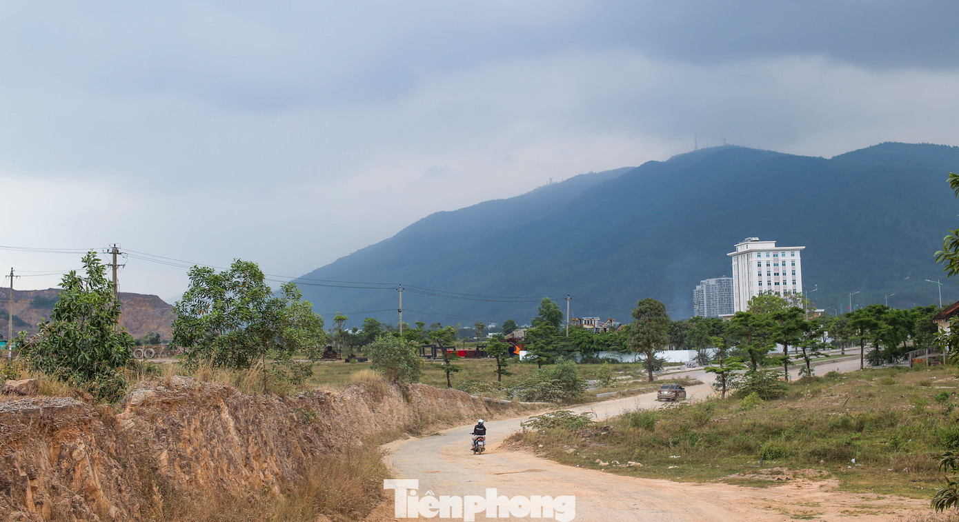 Sau nhiều năm triển khai, dự án vẫn chỉ là bãi đất hoang hóa, nhiều hạng mục công trình dang dở, mất an toàn. Ảnh: Trương Định Sau nhiều năm triển khai, dự án vẫn chỉ là bãi đất hoang hóa, nhiều hạng mục công trình dang dở, mất an toàn. Ảnh: Trương Định