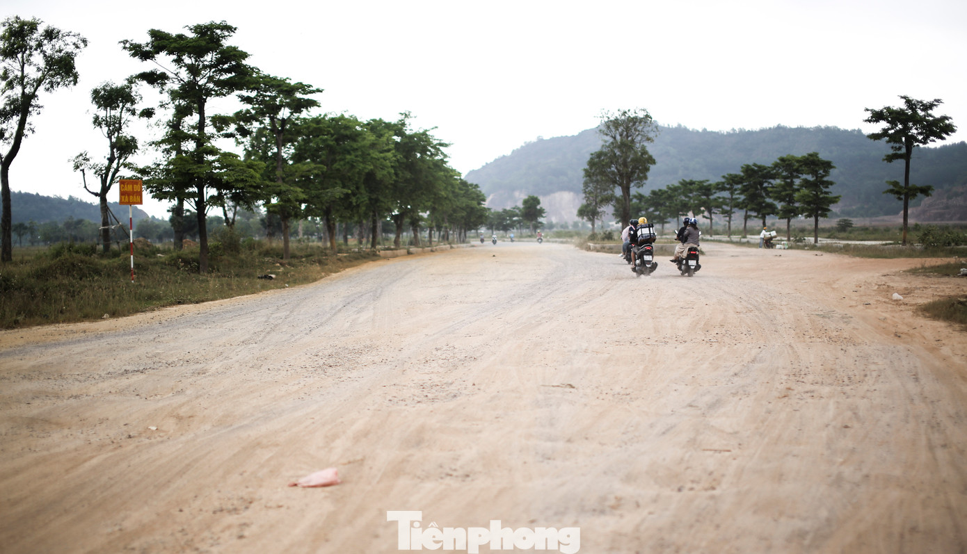 Sau nhiều năm triển khai, dự án vẫn chỉ là bãi đất hoang hóa, nhiều hạng mục công trình dang dở, mất an toàn. Ảnh: Trương Định Sau nhiều năm triển khai, dự án vẫn chỉ là bãi đất hoang hóa, nhiều hạng mục công trình dang dở, mất an toàn. Ảnh: Trương Định