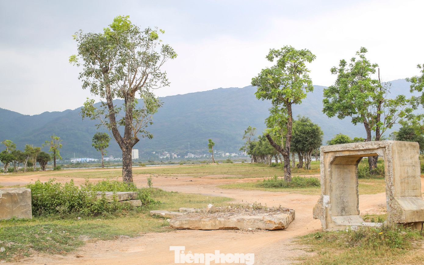 Sau nhiều năm triển khai, dự án vẫn chỉ là bãi đất hoang hóa, nhiều hạng mục công trình dang dở, mất an toàn. Ảnh: Trương Định Sau nhiều năm triển khai, dự án vẫn chỉ là bãi đất hoang hóa, nhiều hạng mục công trình dang dở, mất an toàn. Ảnh: Trương Định