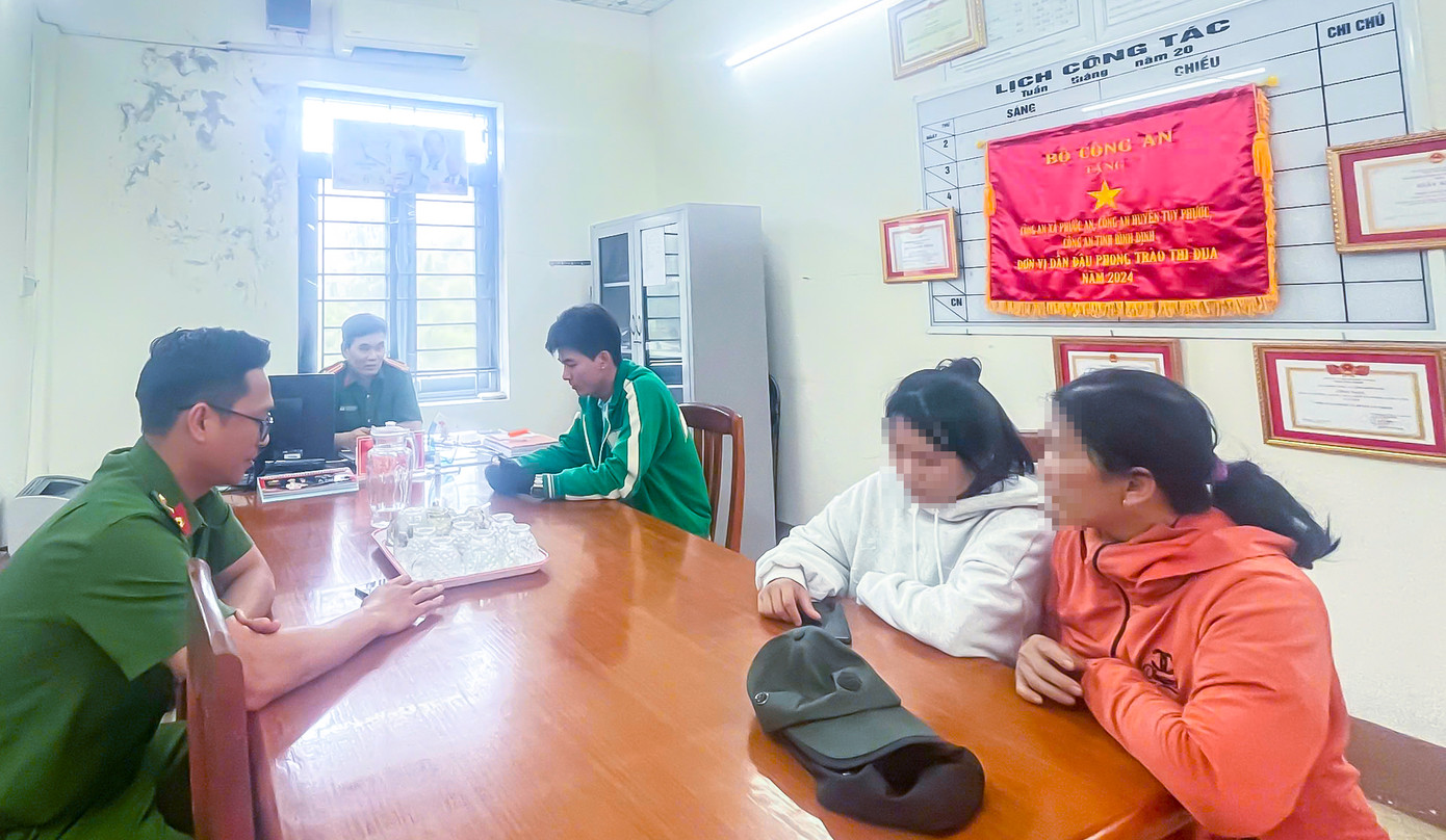 Cơ quan công an làm việc, giải thích cho em T. và gia đình phương thức thủ đoạn lừa đảo để cảnh giác. Ảnh: Công an xã Phước An Cơ quan công an làm việc, giải thích cho em T. và gia đình phương thức thủ đoạn lừa đảo để cảnh giác. Ảnh: Công an xã Phước An