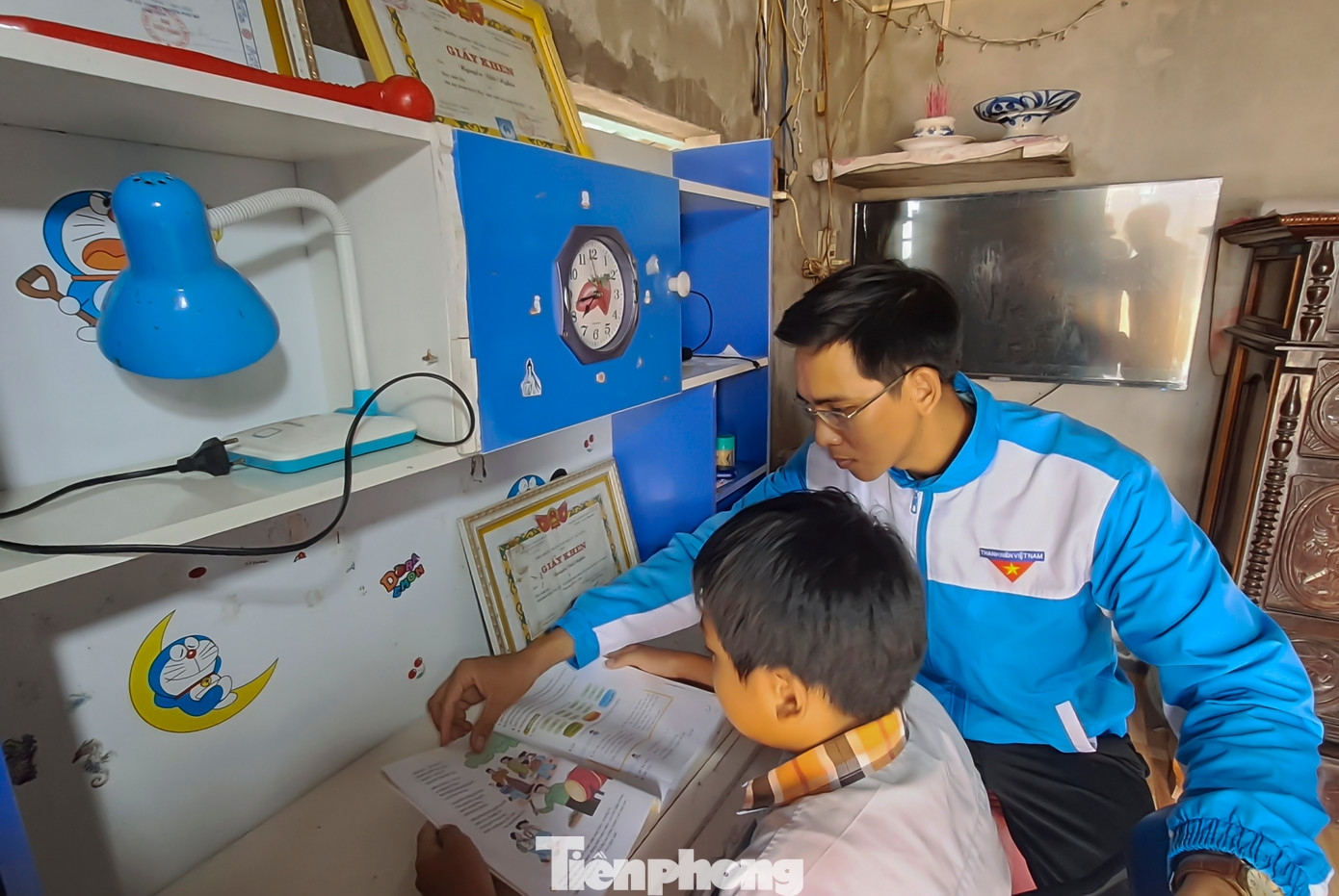 Anh Nhật dạy kèm em Nghĩa tại nhà. Ảnh: T.Đ