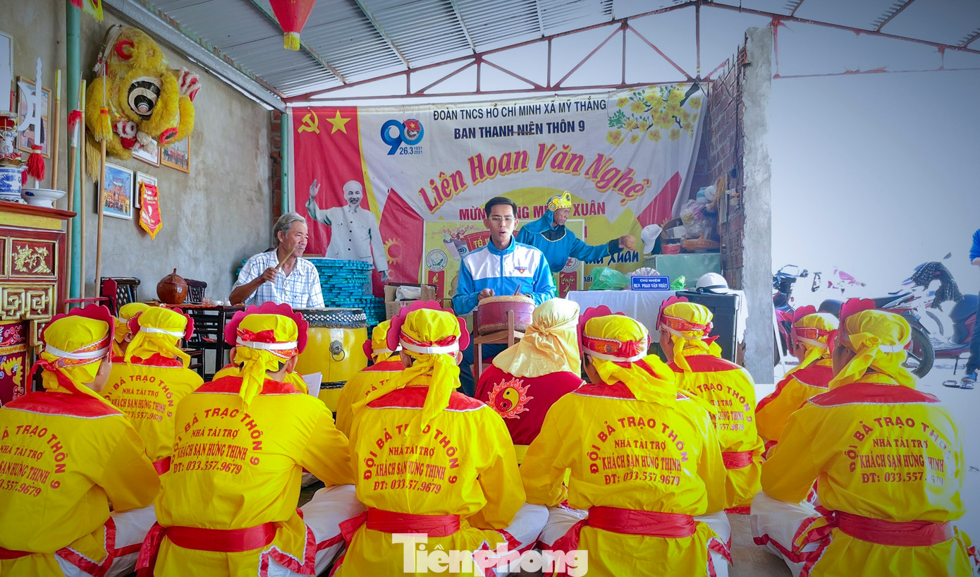 Anh Nhật tập luyện chèo Bả trạo cùng các bạn thanh thiếu niên trẻ của địa phương. Ảnh: V.N