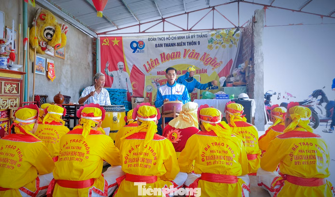 Anh Nhật tập luyện chèo Bả trạo cùng các bạn thanh thiếu niên trẻ của địa phương. Ảnh: V.N