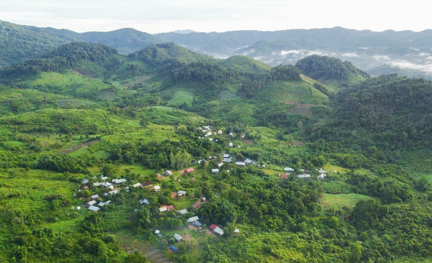 Nằm lọt thỏm giữa núi rừng, thôn O2 là địa bàn đặc biệt khó khăn của tỉnh Bình Định. Để đến được đây phải cuốc bộ nửa ngày trời, chính vì thế, ước mơ về một con đường luôn thường trực với người dân nơi đây.