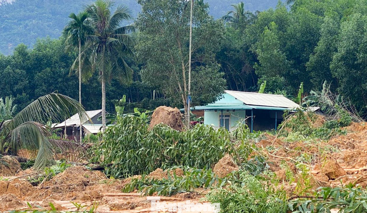 Đất đá đổ xuống sát mép nhà dân. Ảnh: Trương Định