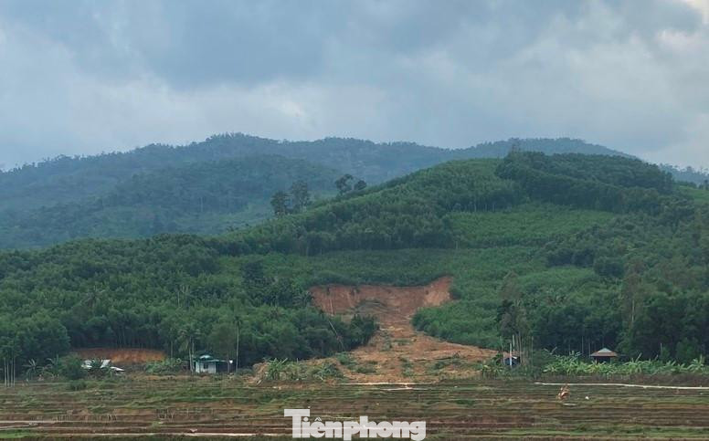 Sạt lở, đất đá đổ xuống cạnh nhà dân, chính quyền địa phương phải di dời khẩn 4 hộ. Ảnh: Trương Định
