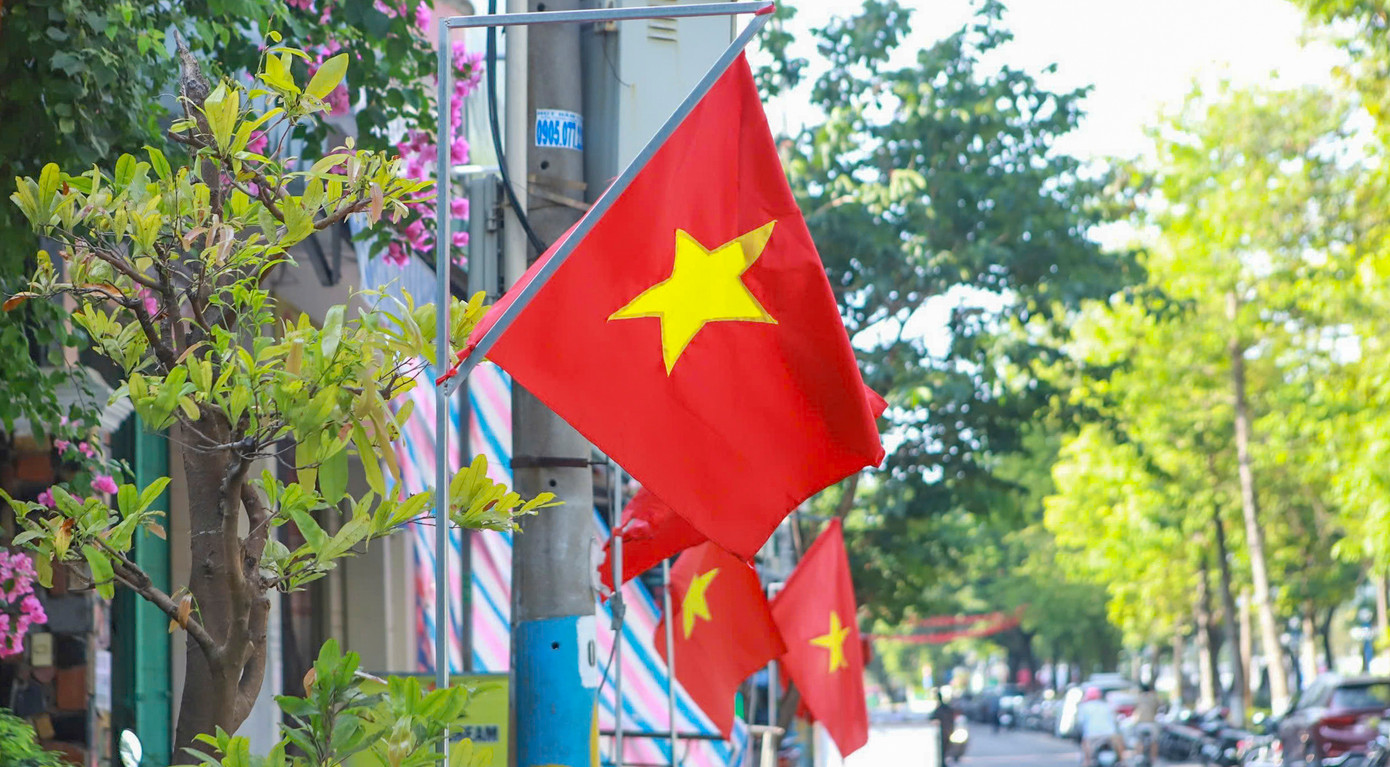 Cờ đỏ sao vàng trên khắp các tuyến phố Quy Nhơn. Cờ đỏ sao vàng trên khắp các tuyến phố Quy Nhơn.