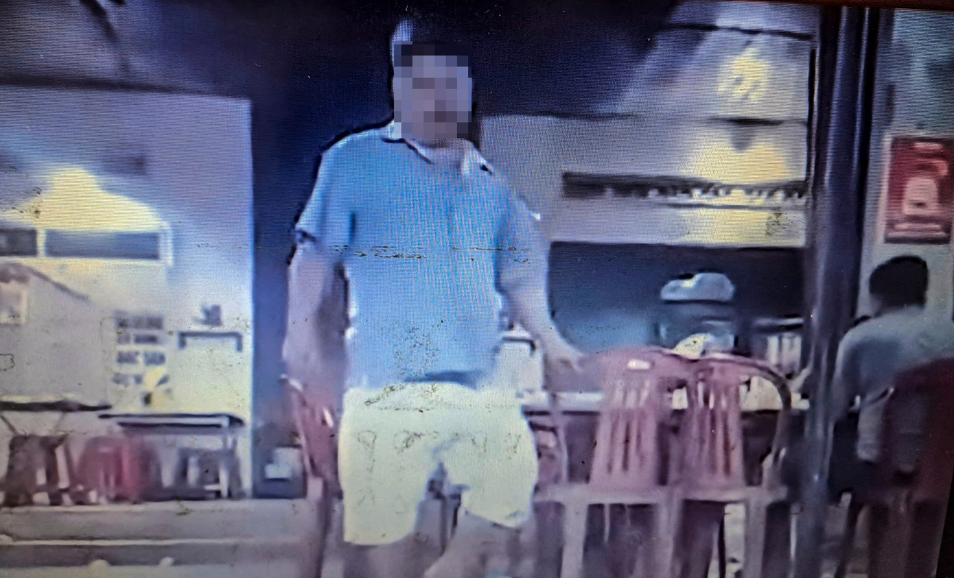 Chủ quán cơm bị tố đánh thực khách. Ảnh cắt từ clip