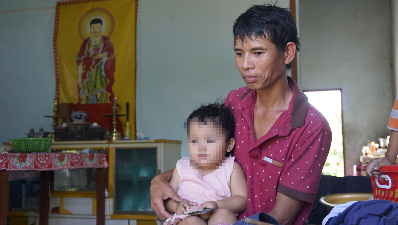 Anh Trung vui mừng khi được anh Trường giúp đỡ đưa cháu bé về nhà. Anh Trung vui mừng khi được anh Trường giúp đỡ đưa cháu bé về nhà.