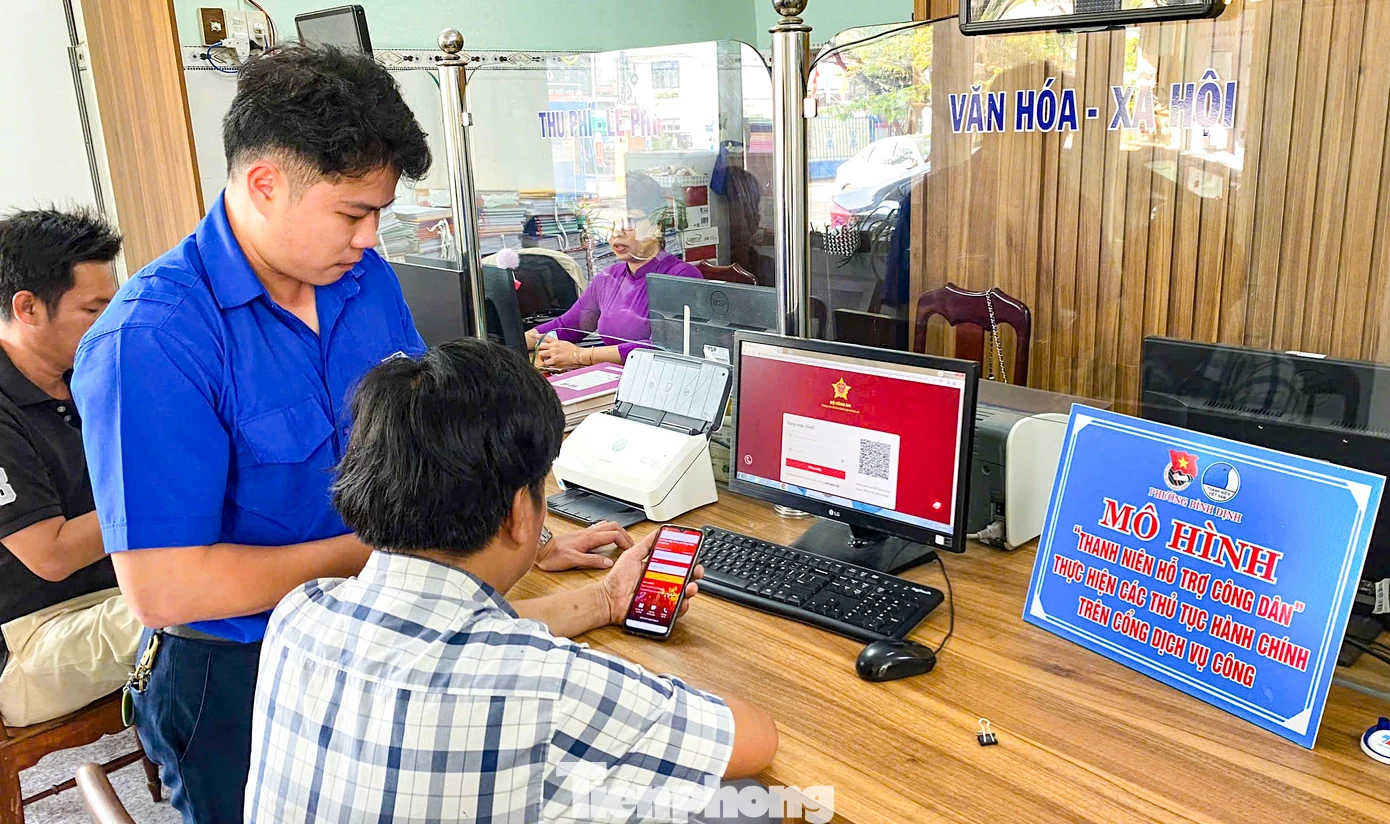 Thanh niên hỗ trợ người dân thực hiện thủ tục hành chính. Thanh niên hỗ trợ người dân thực hiện thủ tục hành chính.