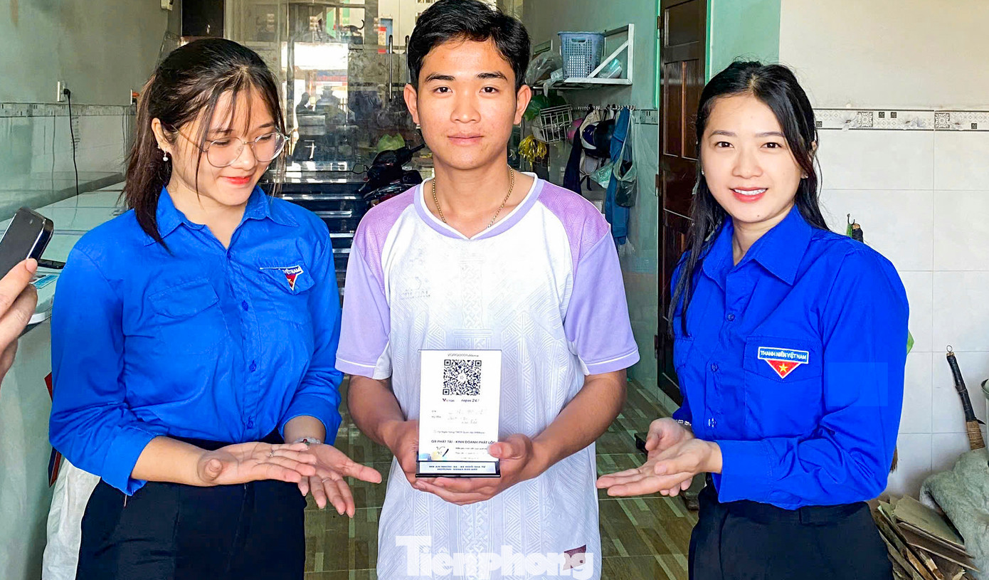 Thanh niên là lực lượng đi đầu hỗ trợ người dân.