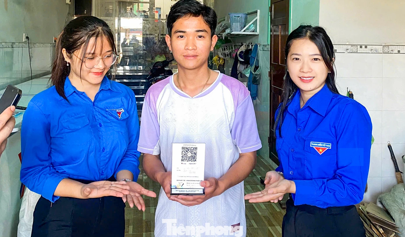 Thanh niên là lực lượng đi đầu hỗ trợ người dân. Thanh niên là lực lượng đi đầu hỗ trợ người dân.