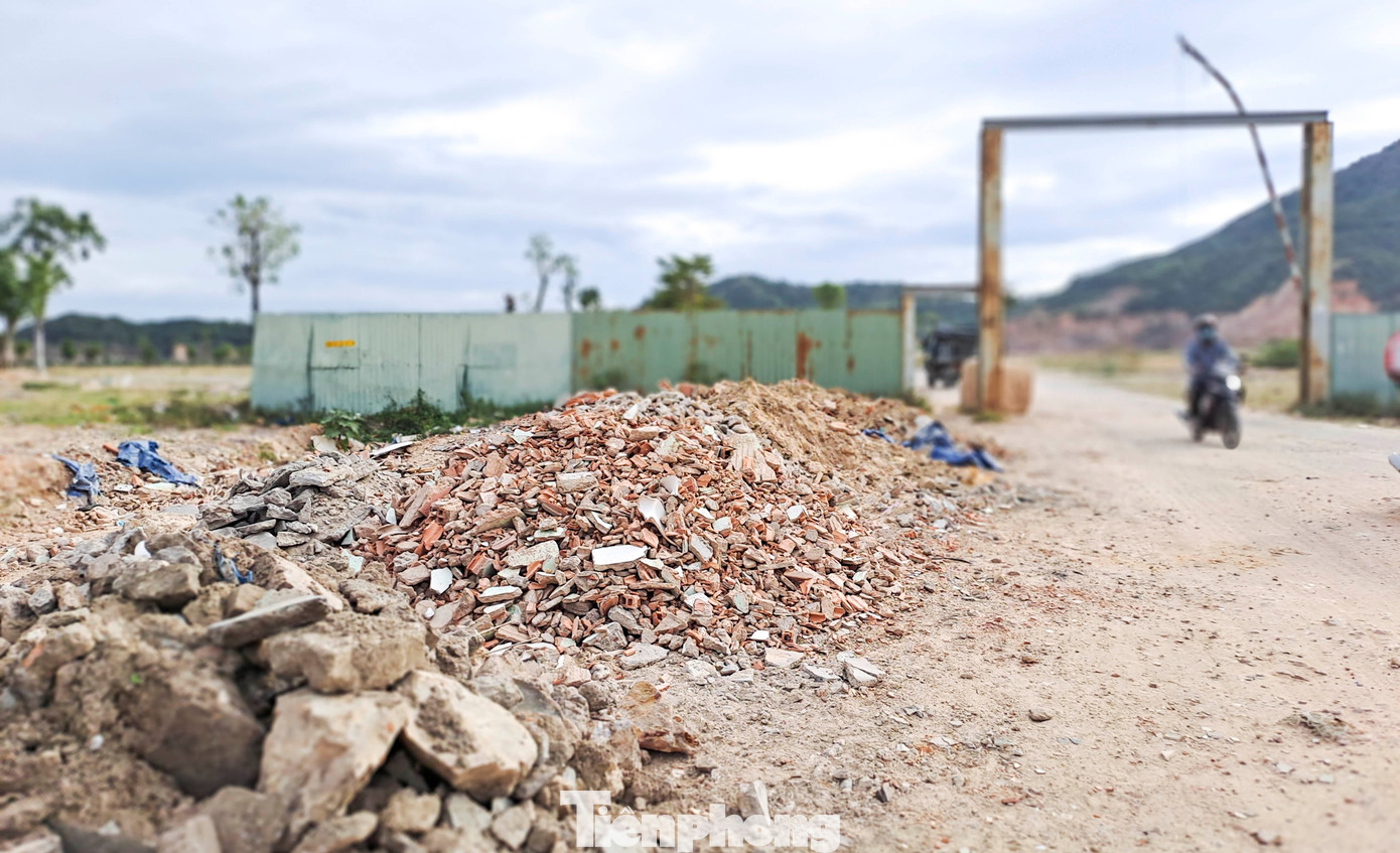 Xà bần đổ ngổn ngang trước cổng dẫn vào dự án Khu đô thị - du lịch - văn hóa - thể thao hồ Phú Hòa. (Ảnh: Trương Định)