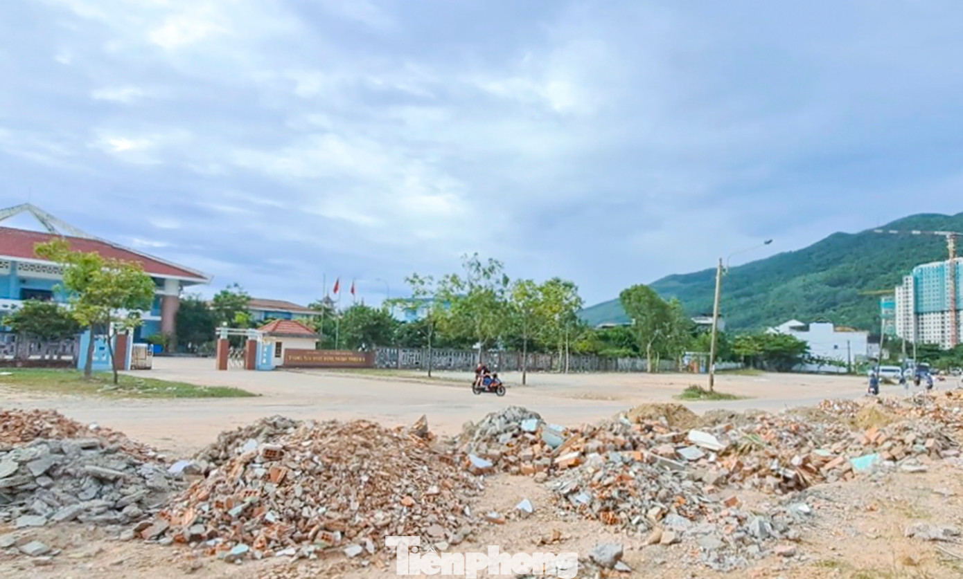 Xà bần chất thành "núi" trước cơ quan Tỉnh Đoàn Bình Định. (Ảnh: Trương Định)